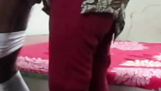 Zierliche Schlampe fakings en español stopft sich gleichzeitig beide Loecher!